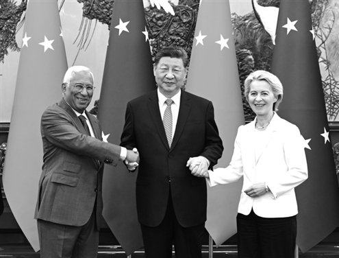 7月24日上午,国家主席习近平在北京人民大会堂会见来华举行第二十五次中国-欧盟领导人会晤的欧洲理事会主席科斯塔和欧盟委员会主席冯德莱恩。新华社发
